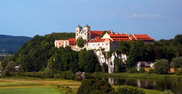Między zamkiem a klasztorem